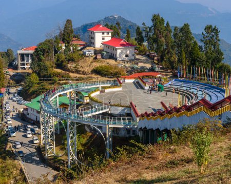Téléchargez les photos : 07 janvier 2024. Top View of the Sky Walk Pelling est situé à Upper Pelling of West Sikkim, en Inde.. - en image libre de droit