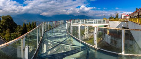 Foto de Enero 07,2024. Vista panorámica de Skywalk junto con Kanchenjunga en Pelling.Sikkim.India. - Imagen libre de derechos