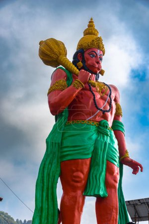 UN ESTATUTO HANUMAN enorme, también nombrado como Hanuman Tok. 