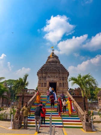 Téléchargez les photos : Vue verticale du nouveau temple Jagannath à Balgopalpur à Balasore, district d'Odisha, le 26 octobre 2023. - en image libre de droit