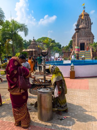 Téléchargez les photos : Balasore, Odisha, Inde, 26 octobre 2023. Les dévots hindous tiennent une lampe à huile d'argile avec un feu sacré pour offrir le Seigneur Jagannath . - en image libre de droit
