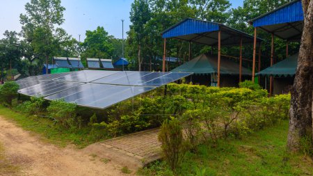 Foto de Balasore, Odisha, India, 26 de octubre de 2023. Paneles solares instalados en un resort forestal. - Imagen libre de derechos