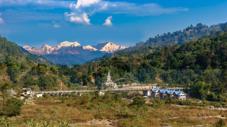 Foto de Paisaje Vista del Puente Jamuni Estatua de Shiva, con vistas a la majestuosa Kangchenjunga, también deletreada Kanchenjunga en el distrito de Darjeeling. - Imagen libre de derechos
