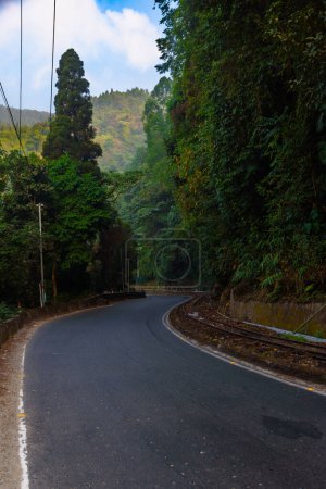 Foto de Vista vertical de la carretera asfaltada, que se extiende entre Nueva Jalpaiguri y Darjeeling en el estado indio de Bengala Occidental, India. - Imagen libre de derechos