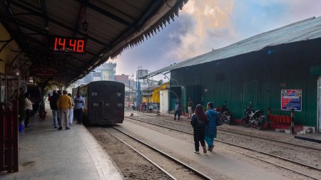 Téléchargez les photos : 09 janvier 2024. Vue du soir de la gare de Kurseong alonge avec train miniature à Kurseong, Bengale occidental. - en image libre de droit