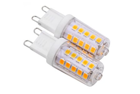 Ampoule LED type G9, isolée sur fond blanc