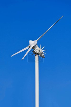 Foto de Turbina eólica sobre fondo azul del cielo - Imagen libre de derechos