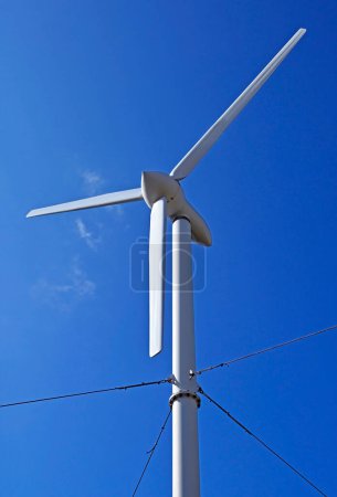 Foto de Turbina eólica sobre fondo azul del cielo - Imagen libre de derechos