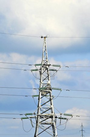Foto de Torre de transmisión de alto voltaje sobre fondo azul cielo - Imagen libre de derechos