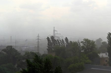 Paisaje tormentoso con línea de transmisión de alta tensión en Kiev, Ucrania