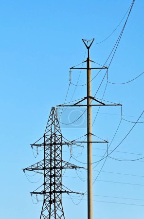 Téléchargez les photos : Pylône de ligne électrique sur fond bleu ciel - en image libre de droit