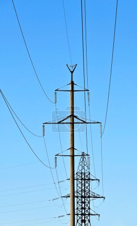 Téléchargez les photos : Pylône de ligne électrique sur fond bleu ciel - en image libre de droit