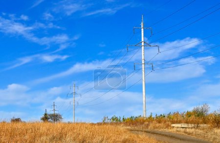 Foto de Línea de transmisión rural de alta tensión en Moldavia - Imagen libre de derechos