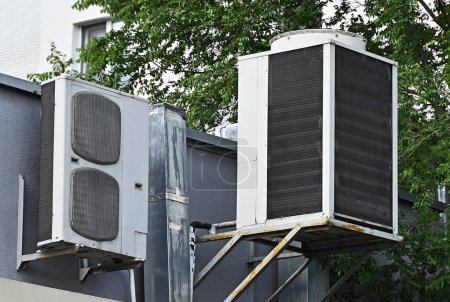 Téléchargez les photos : Unité de système HVAC commerciale installée sur le mur - en image libre de droit