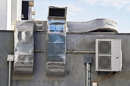 Téléchargez les photos : Système commercial de climatisation et de ventilation sur le toit - en image libre de droit