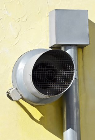 Téléchargez les photos : Entonnoir de système de ventilation d'air commercial sur le mur - en image libre de droit