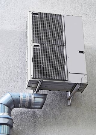 Téléchargez les photos : Climatisation commerciale et système de ventilation murale - en image libre de droit