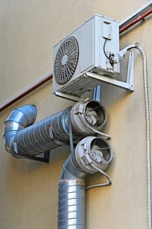 Téléchargez les photos : Climatisation commerciale et système de ventilation murale - en image libre de droit