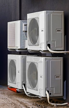 Téléchargez les photos : Unité de système HVAC commerciale installée sur le mur - en image libre de droit