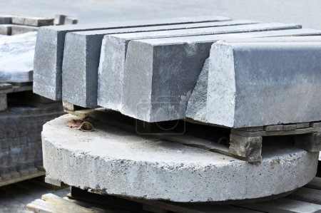 Stapel von Bordsteinen auf Paletten auf Baustelle