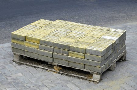 Foto de Montón de azulejos táctiles amarillos para los ciegos - Imagen libre de derechos