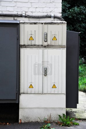 Electric distribution cabinet for transformer and equipment