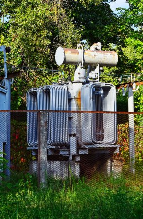 Electric transformer substation with oil circuit breaker