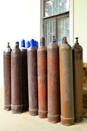 Rote rostige Erdgas- oder Heliumflaschen