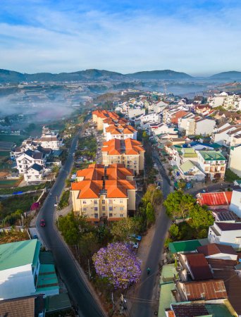 Téléchargez les photos : Vue aérienne de Dalat. La ville est située sur le Plateau Langbien dans le sud de la région des Hautes Terres Centrales du Vietnam - en image libre de droit