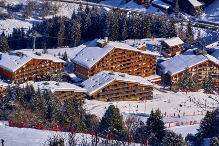 Téléchargez les photos : Belle vue panoramique à couper le souffle sur Val Thorens - Village de ski - la plus haute base de ski d'Europe, Alpes, France. - en image libre de droit