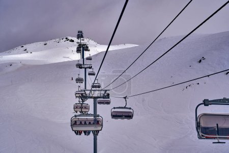Foto de Impresionante hermosa vista panorámica de los Alpes nevados nevados picos de montaña de invierno alrededor de las montañas de los Alpes franceses, Los Tres Valles: Courchevel, Val Thorens, Meribel (Les Trois Vallees), Francia. - Imagen libre de derechos