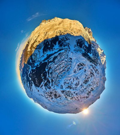 Atemberaubender 360-Grad-Rundblick aus der Luft auf die schneebedeckten Alpen - Wintergipfel rund um die französischen Alpen, Die drei Täler: Courchevel, Val Thorens, Meribel, Frankreich.