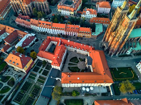Vista aérea de la isla de la Catedral (polaco: Ostrow Tumski - la parte más antigua de la ciudad de Wroclaw (alemán: Breslau) - ciudad en el suroeste de Polonia, región histórica de Silesia, Polonia, Europa, UE