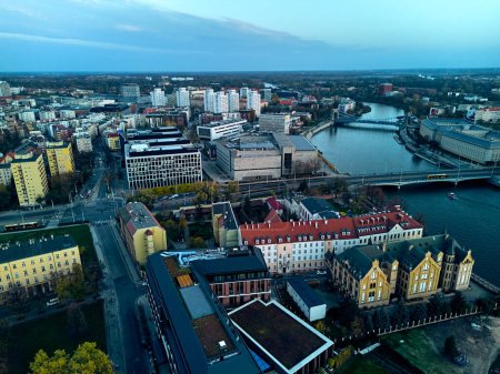 Vista aérea de la isla de la Catedral (polaco: Ostrow Tumski - la parte más antigua de la ciudad de Wroclaw (alemán: Breslau) - ciudad en el suroeste de Polonia, región histórica de Silesia, Polonia, Europa, UE