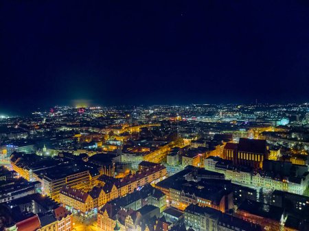 Vista panorámica aérea nocturna en el centro del casco antiguo, plaza del mercado de Wroclaw (alemán: Breslau) - ciudad en el suroeste de Polonia, región histórica de Silesia, Polonia, Europa, UE