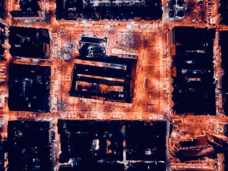 Nachtaufnahme aus der Luft im Zentrum der Altstadt, Marktplatz von Breslau (deutsch: Breslau) - Stadt im Südwesten Polens, historische Region Schlesien, Polen, EU - dunkler künstlerischer Stil.