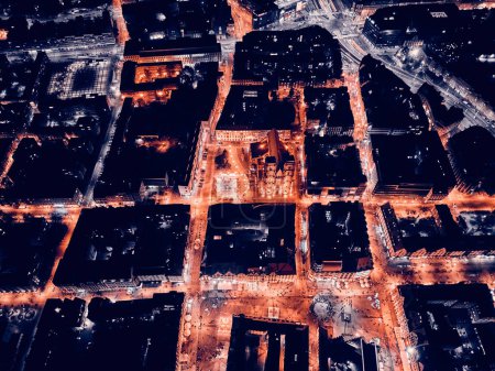 Téléchargez les photos : Vue aérienne panoramique nocturne dans le centre de la vieille ville, place du marché de Wroclaw (allemand : Breslau) - ville dans le sud-ouest de la Pologne, région historique de Silésie, Pologne, UE - sombre style artistique. - en image libre de droit