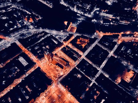 Vue aérienne panoramique nocturne dans le centre de la vieille ville, place du marché de Wroclaw (allemand : Breslau) - ville dans le sud-ouest de la Pologne, région historique de Silésie, Pologne, UE - sombre style artistique.