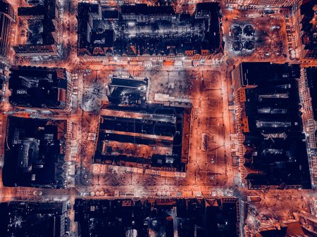 Nachtaufnahme aus der Luft im Zentrum der Altstadt, Marktplatz von Breslau (deutsch: Breslau) - Stadt im Südwesten Polens, historische Region Schlesien, Polen, EU - dunkler künstlerischer Stil.