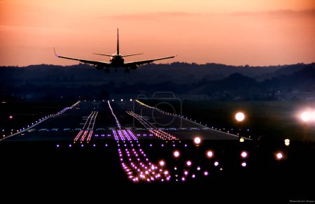 Foto de Avión aterrizando frente al aeropuerto - Imagen libre de derechos