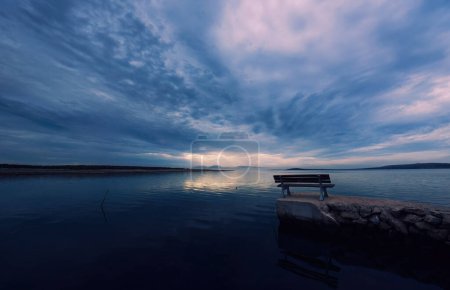 Téléchargez les photos : Coucher de soleil au lac avec des nuages au premier plan - en image libre de droit