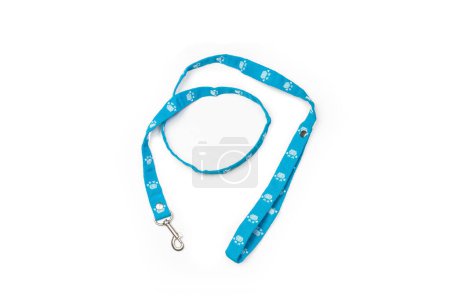 Téléchargez les photos : Laisse crochet bleu clair avec empreintes de chien blanc sur fond blanc avec espace de copie - en image libre de droit