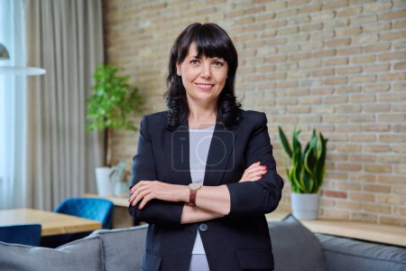 Photo for Portrait of mature business confident woman in office. Friendly successful 50s female leader, manager, director, supervisor, executive with crossed arms looking at camera. Business, career, job - Royalty Free Image