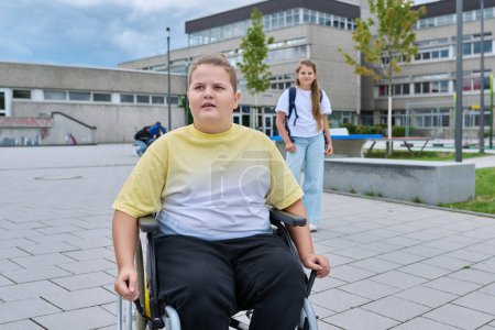 Foto de Los niños van a la escuela, chico discapacitado 11, 12 años en una silla de ruedas de cerca. Educación, infancia, salud, discapacidad, concepto de inclusión - Imagen libre de derechos