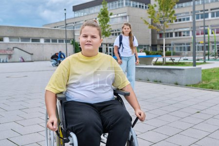 Foto de Los niños van a la escuela, chico 11, 12 años en una silla de ruedas de cerca. Educación, infancia, salud, discapacidad, concepto de inclusión - Imagen libre de derechos