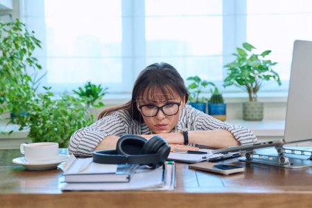 Foto de Triste mujer de negocios cansado molesto sentado en el lugar de trabajo con ordenador portátil en la oficina en casa. Dificultades, problemas en los negocios, trabajo - Imagen libre de derechos