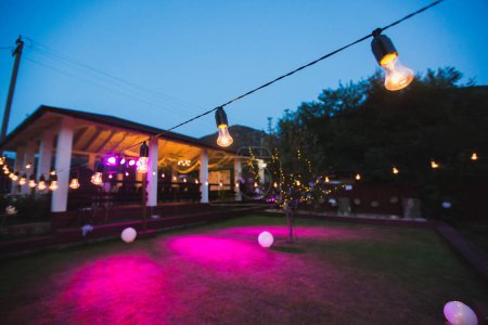 Téléchargez les photos : Guirlandes de lumières de mariage décor nuit Banquet - en image libre de droit