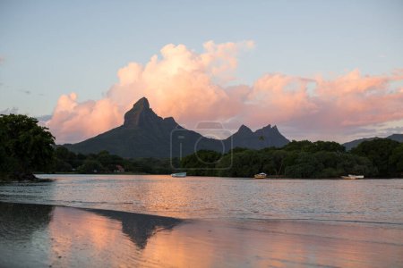 Foto de Rempart y Mamelles picos, de la bahía de Tamarin, donde el Océano Índico se encuentra con el río, Tamarin, Black River District, Mauricio - Imagen libre de derechos