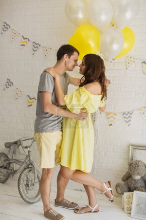 Téléchargez les photos : Jeune couple séduisant : mère enceinte et père heureux - en image libre de droit