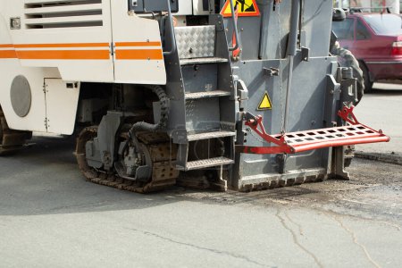 Téléchargez les photos : Fraisage de l'asphalte pour la reconstruction routière - en image libre de droit